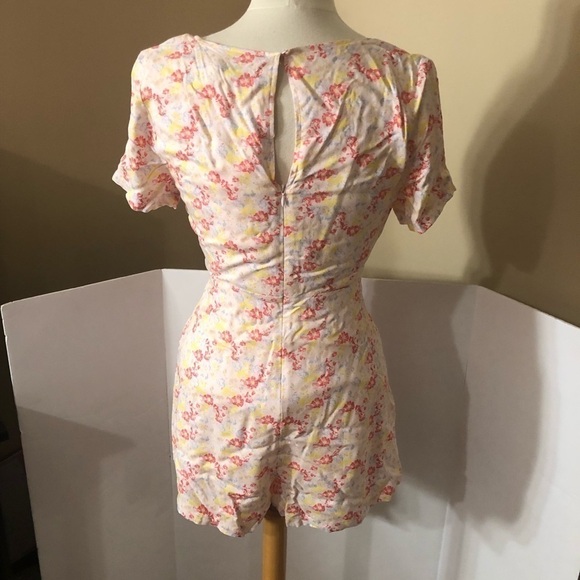 Lush V Neck Pink Floral Ruched Romper NWT Size M - Picture 2 of 11